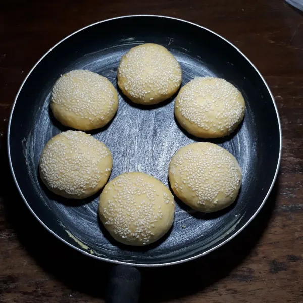 Letakkan diatas teflon yang sudah diolesi margarin. Tutup teflon dan istirahatkan selama 20 menit.