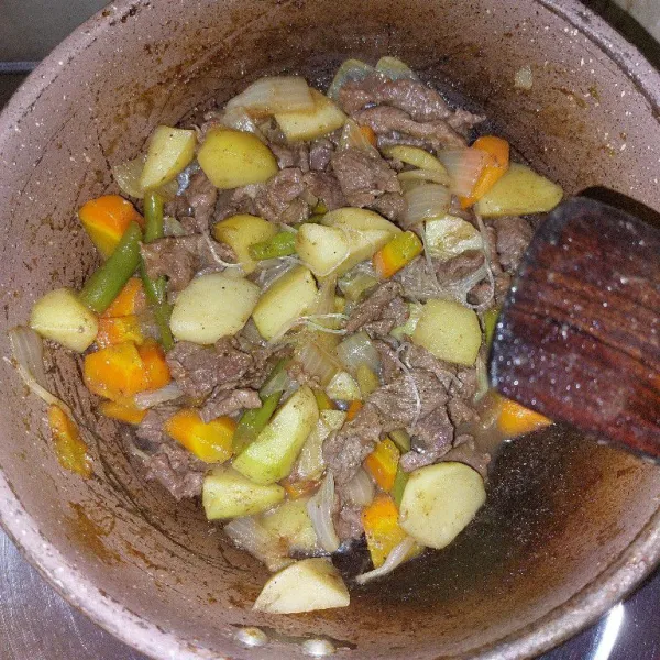 Tutup panci dan masak selama 15 menit dengan api kecil hingga bumbu meresap.