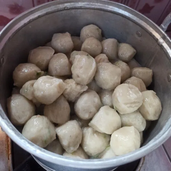 Saya kukus kembali selama 15 menit supaya saat disajikan selalu dalam keadaan hangat. Sajikan dengan saus kacang.