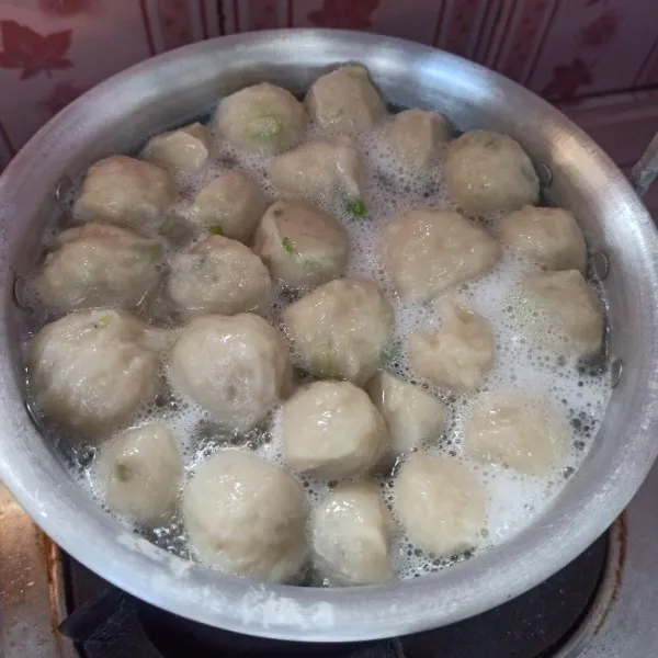 Bentuk bulat adonan pentol kemudian rebus sampai matang dan mengapung.