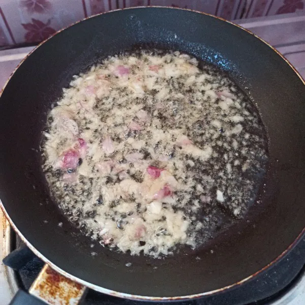 Tumis bawang putih dan bawang merah yang sudah dihaluskan sampai harum dan matang.
