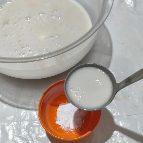 Larutkan pewarna putih dengan 1 sendok sayur adonan, aduk rata.