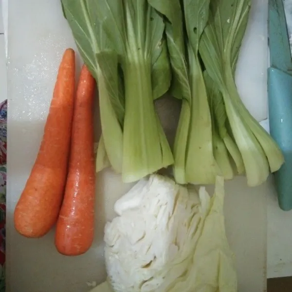 Siapkan sayuran. Iris semuanya lalu cuci hingga bersih
