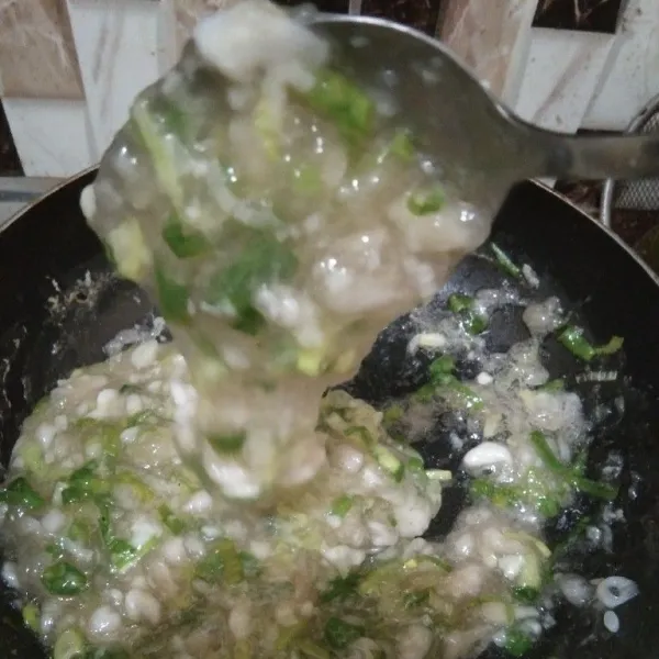 Aduk merata dan masak hingga adonan basah mengental lalu matikan api