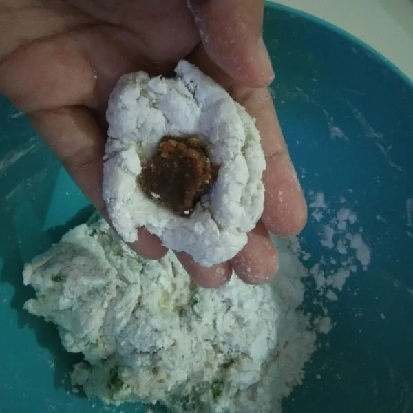 Setelah adonan menyatu, boleh langsung di bentuk. Masukkan bumbu pecel instan ke dalam adonan cireng