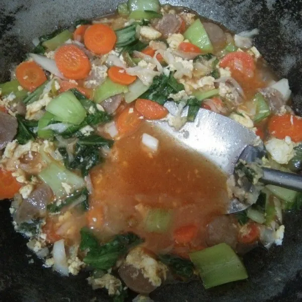 Masukkan 2 sdm saos sambal dan 200ml air bening lalu aduk hingga merata. Jangan lupa koreksi rasa.