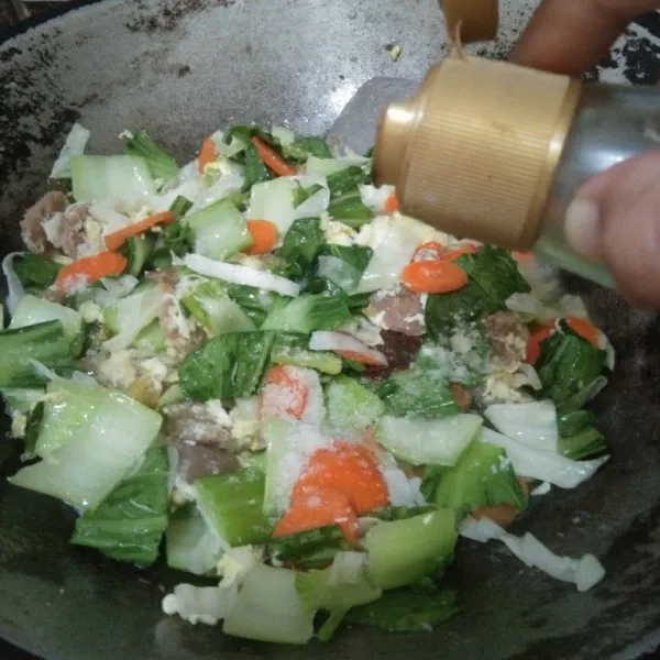 Masukkan garam, kaldu bubuk, lada bubuk, gula dan minyak wijen (optional).