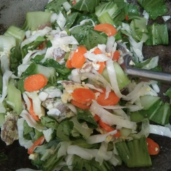 Masukkan telur lalu orak arik hingga setengah matang setelah itu masukkan semua sayuran dan aduk