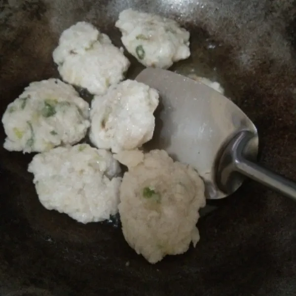 Panaskan minyak lalu goreng cireng dengan api kecil hingga kering dan mengembang. Angkat dan hidangkan selagi hangat