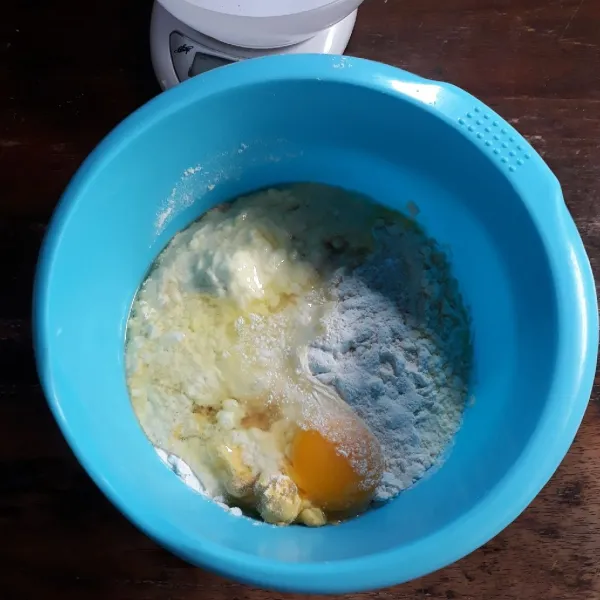 Campurkan terigu, susu, gula, ragi, garam, margatin dan telur.