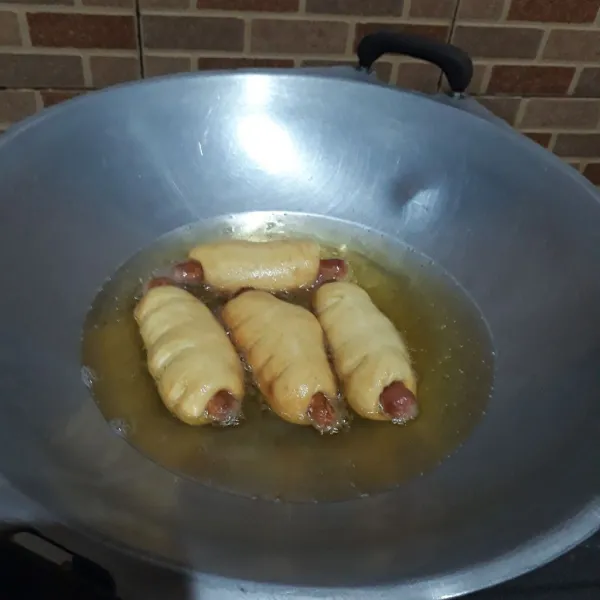 Goreng dalam minyak panas, api sedang cenderung kecil hingga matang keemasan. Angkat dan tiriskan. Sajikan dengan toping saos dan mayonaise.