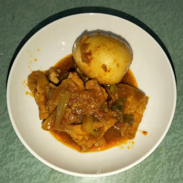 Telur bumbu bestik siap disajikan.