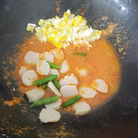 Masukkan topping bakso, telur orak arik dan cabe rawit.
