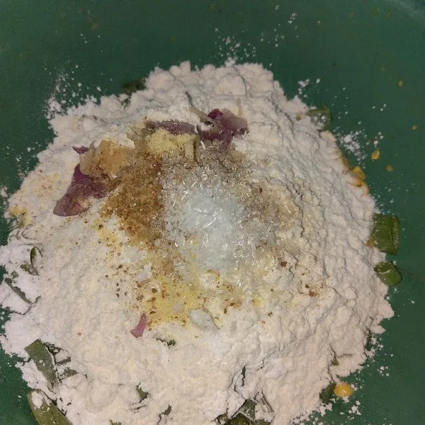Masukkan 1 sdm tepung beras dan 5 SDM tepung terigu beserta semua bumbu ke dalam wadah.