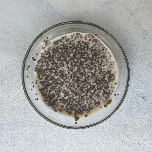 Rendam chia seed dengan susu cair selama 20 menit sampai mengembang menjadi chia puding.