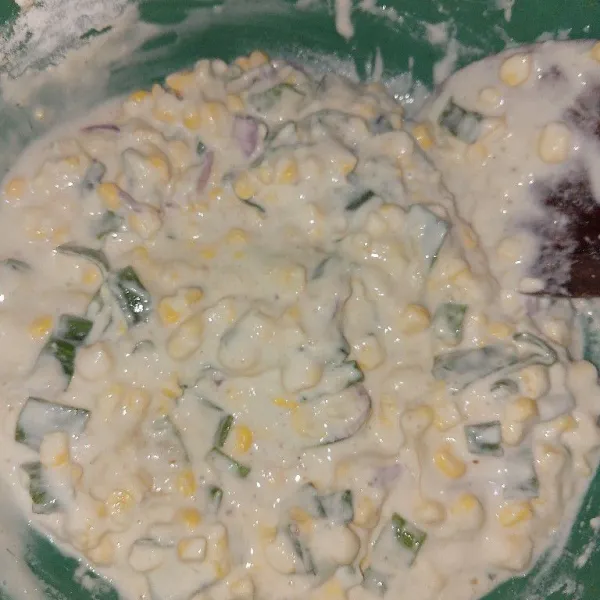 Beri sedikit demi sedikit air lalu aduk rata semua bahan, jangan terlalu encer.