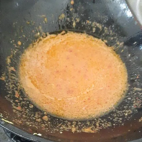 Tumis bumbu halus sampai wangi dan matang.