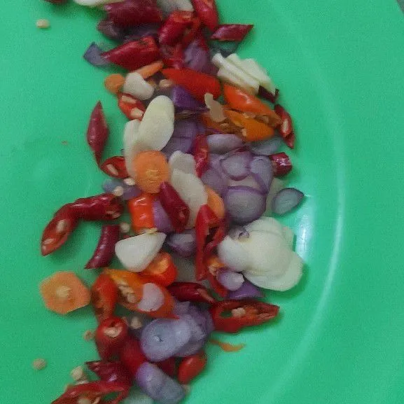 Iris bawang merah, bawang putih dan cabe