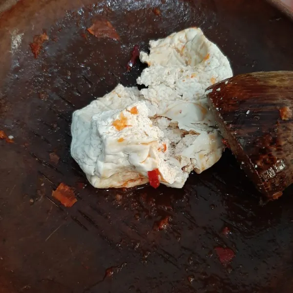 Haluskan bumbu lalu uleg juga tahu mentah