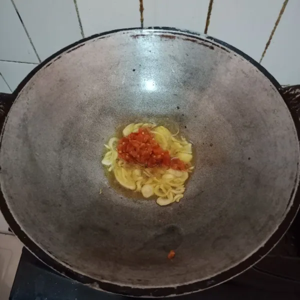 Tumis bawang bombai, masukan bumbu halus. Masak sampai bumbu matang dan harum