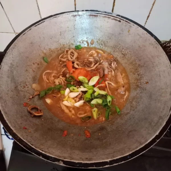 Masak cumi sampai matang, taburi dengan irisan tomat dan daun bawang. Siap di sajikan