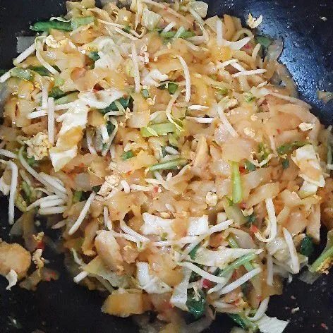 Kwetiaw goreng siap dihidangkan.