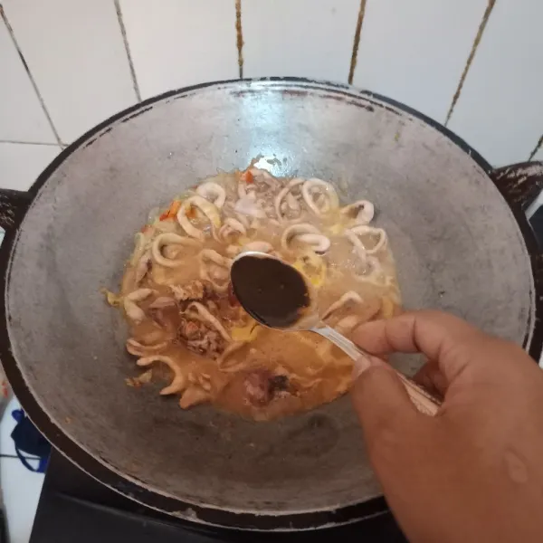 Bumbui dengan penyedap rasa, garam, petsin, gula, saos sambal, saos tomat, saos tiram dan kecap, tes rasa