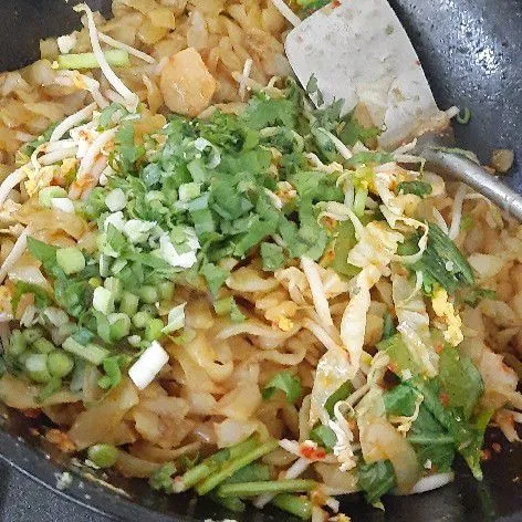 Terakhir masukkan garam, gula, lada bubuk serta kaldu ayam bubuk. Aduk lalu koreksi rasa. Setelah itu, masukkan potongan daun bawang dan seledri.