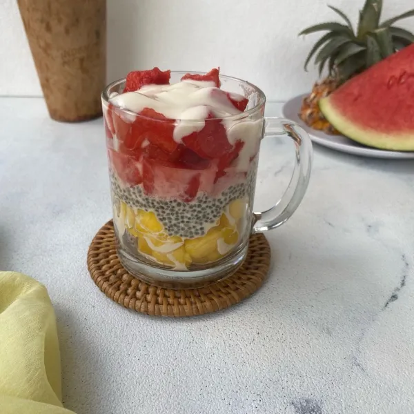 Tambahkan semangka dan yogurt.