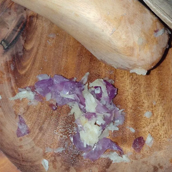 Uleg bawang merah dan bawang putih, bisa halus atau kasar sesuai selera.