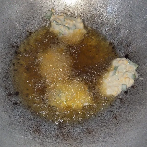 Lalu goreng diminyak yang sudah panas dengan api sedang.