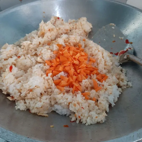 Tambahkan irisan wortel. Beri garam dan kaldu bubuk