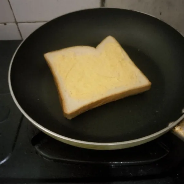 Panggang di atas teflon anti lengket kedua sisi roti.