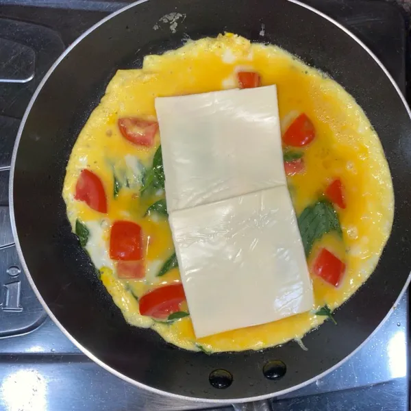 Tambahkan keju slice.