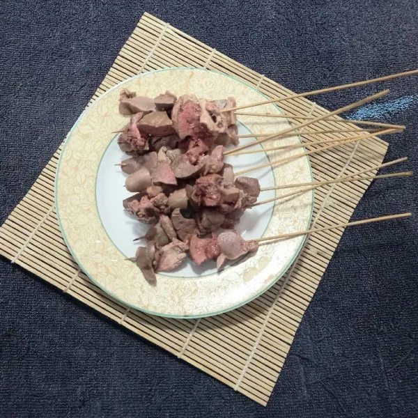 Potong-potong ati ampela berbentuk kotak, lalu tusuk ati ampela ke tusuk sate dengan susunan ati terlebih dulu baru ampela. Lakukan sampai selesai.
