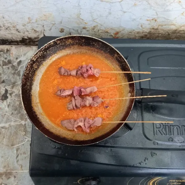 Celupkan sate ati ampela ke dalam bumbu sampai merata.