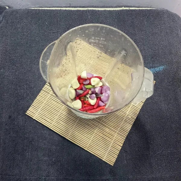 Haluskan bumbu menggunakan blender.