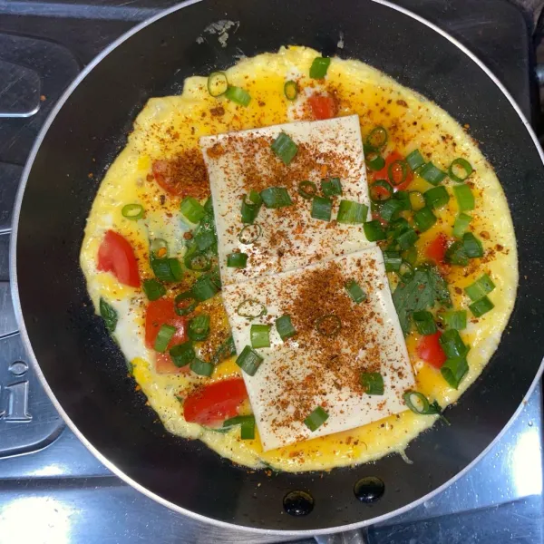 Taburi dengan sambal tabur dan daun bawang.