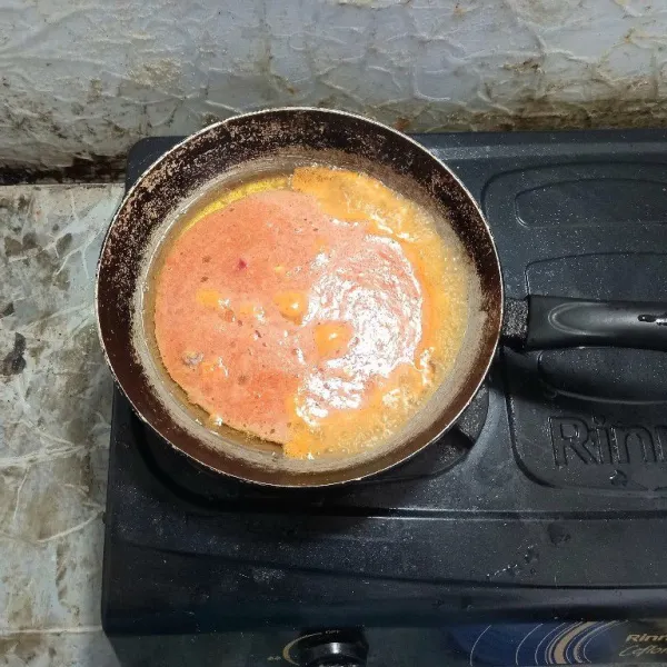 Panaskan minyak, masukkan bumbu halus dan garam. Masak hingga bumbu matang.