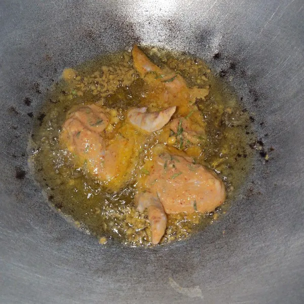 Panaskan minyak lalu goreng ayam dengan api sedang cenderung kecil agar tidak mudah gosong, jika sudah matang angkat lalu tiriskan