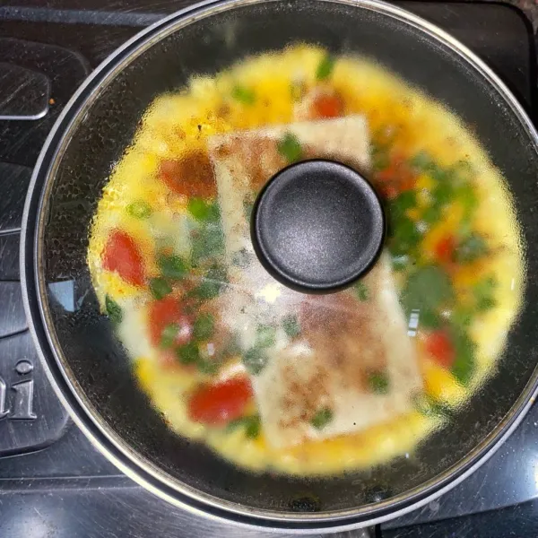 Tutup pan dan masak sampai telur set lalu angkat dan sajikan.