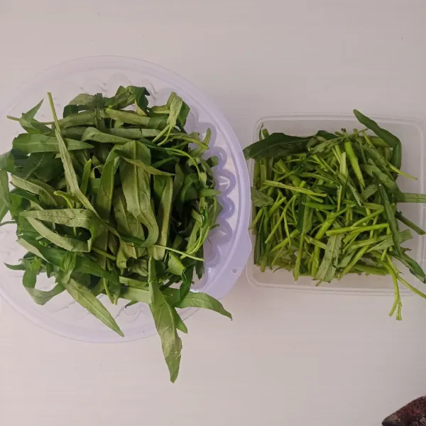 Petiki kangkung. Pisahkan antara daun dan batangnya