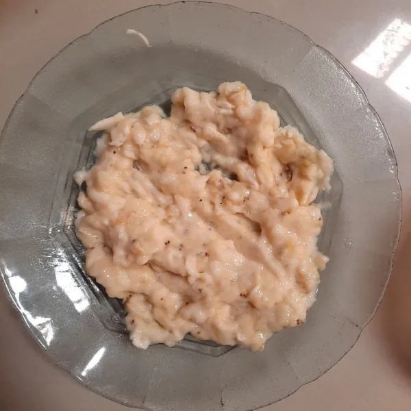 Haluskan terlebih dahulu pisang yang akan di gunakan