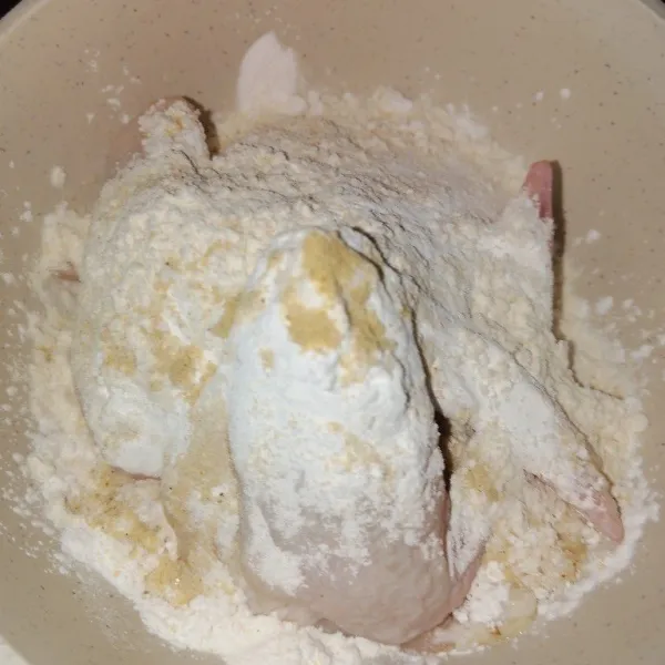 Tambahkan 2sdm terigu, 3 sdm maizena, 2 sdt kaldu bubuk, 1 sdt garam