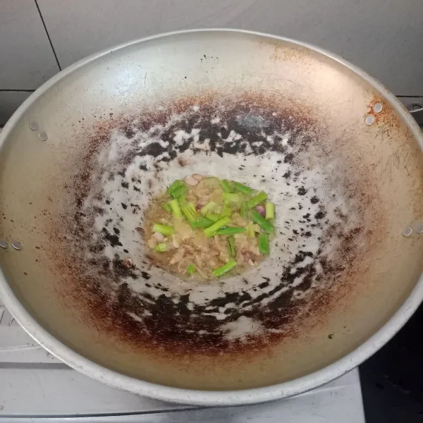 Tumis bawang merah dan daun bawang