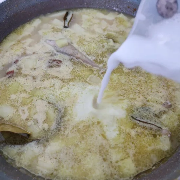 Tambahkan santan kental, aduk rata. Masak dengan api kecil.