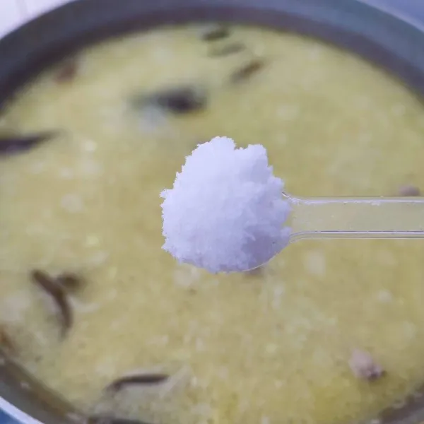 Bumbui dengan garam, gula, merica bubuk dan kaldu jamur. Koreksi rasa, masak sampai bumbu meresap.