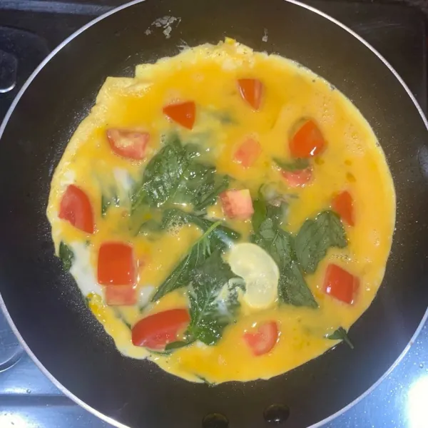 Siram telur di atas bayam.