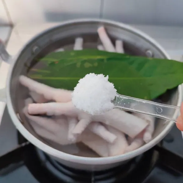 Rebus ceker ayam dengan 2 lembar daun salam, 4 lembar daun jeruk dan 1 sdt garam hingga empuk, tiriskan.