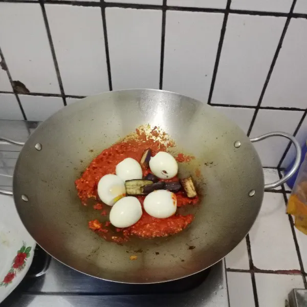 Masukkan telur & terong yang sudah di goreng. Aduk hingga rata. Koreksi rasa. Siap dinikmati